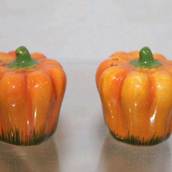 Miniature Ceramic Halloween Thanksgiving Fall Pumpkin Salt & Pepper Shakers - Picture 4 of 4
